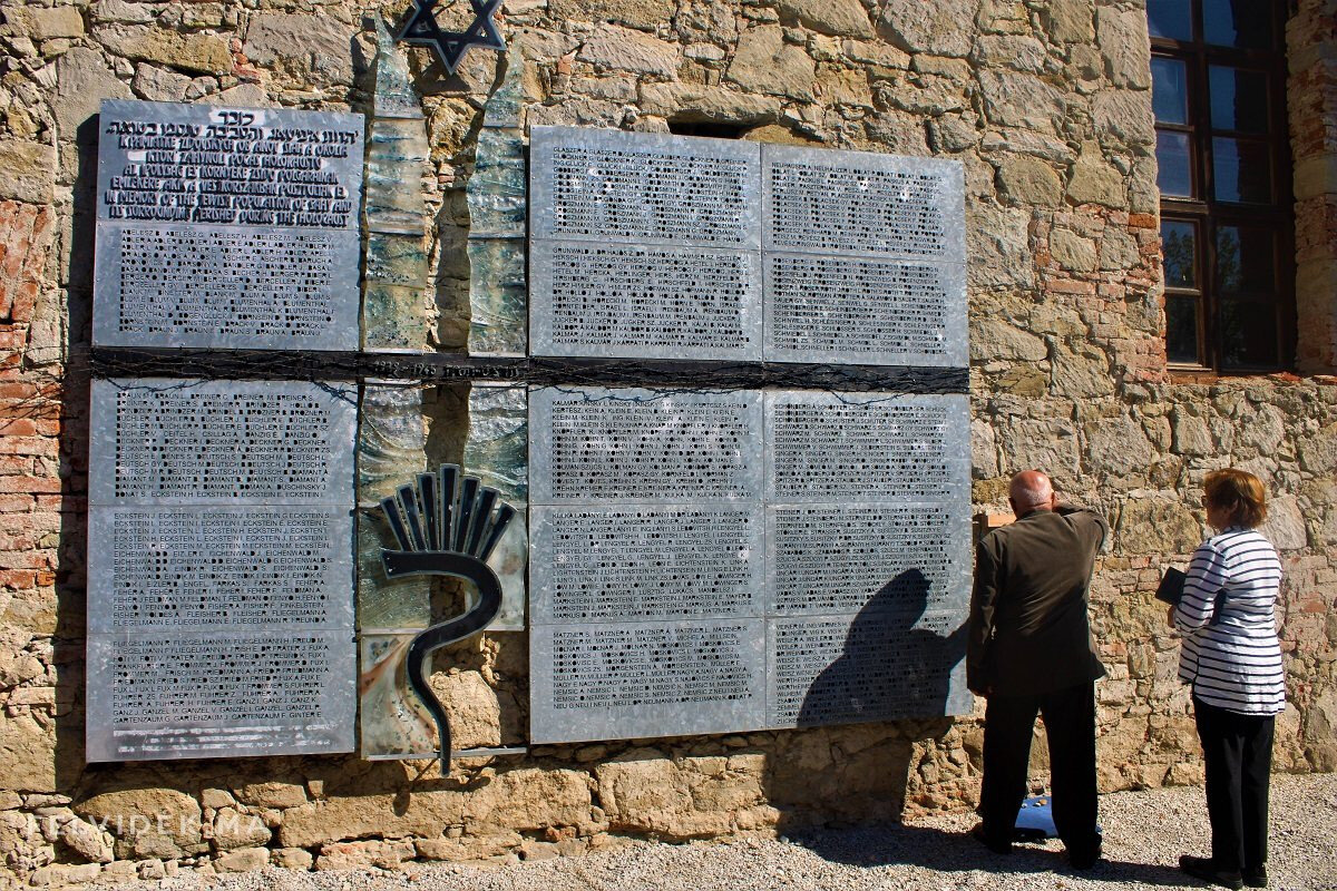 Az egyik ipolysági zsidó család leszármazottai a Kutak Adrienn keramikusművész alkotta emlékmű előtt (Fotó: Pásztor Péter Felvidék.ma, archív)