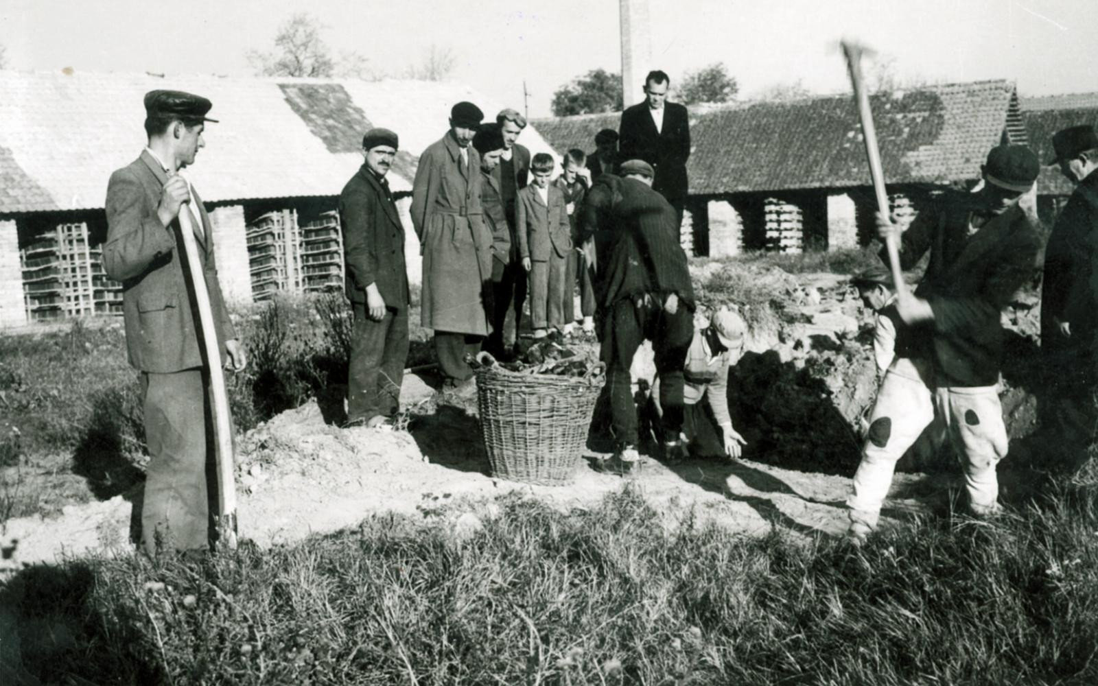 Exhumálás a téglagyárban 1957. november 4-5-én / Belgárdi Zsidó Történeti Múzeum
