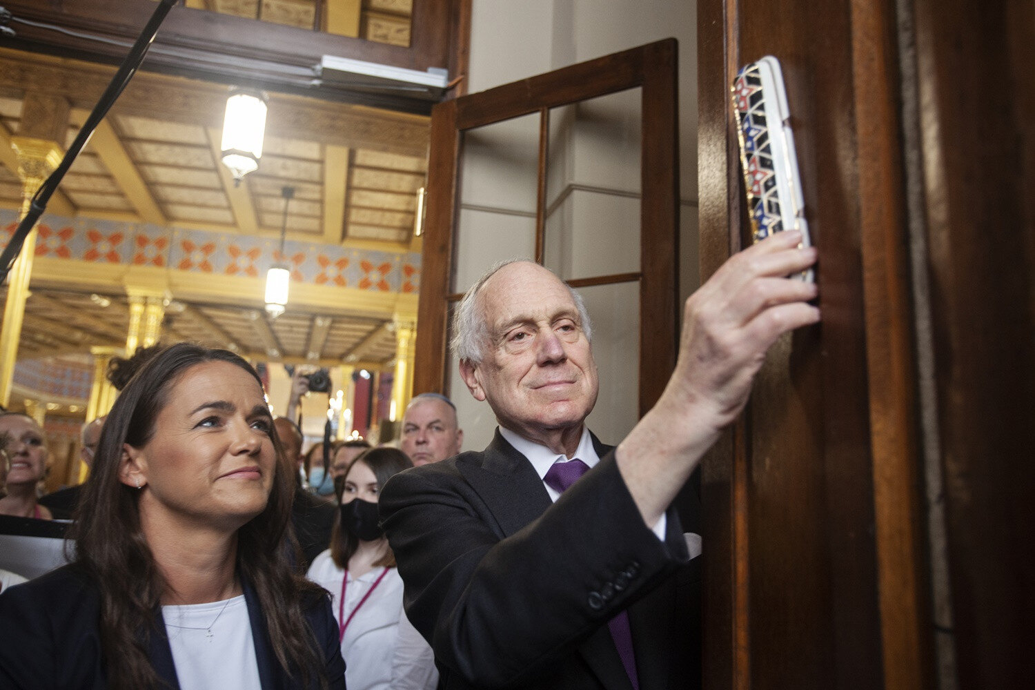 Novák Katlalin és Ronald S. Lauder elhelyezik a mezüzét az ünnepléyes átadás napján / Fotó: Révész Tamás