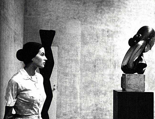 Pogány Margit a szobrával (002).jpg