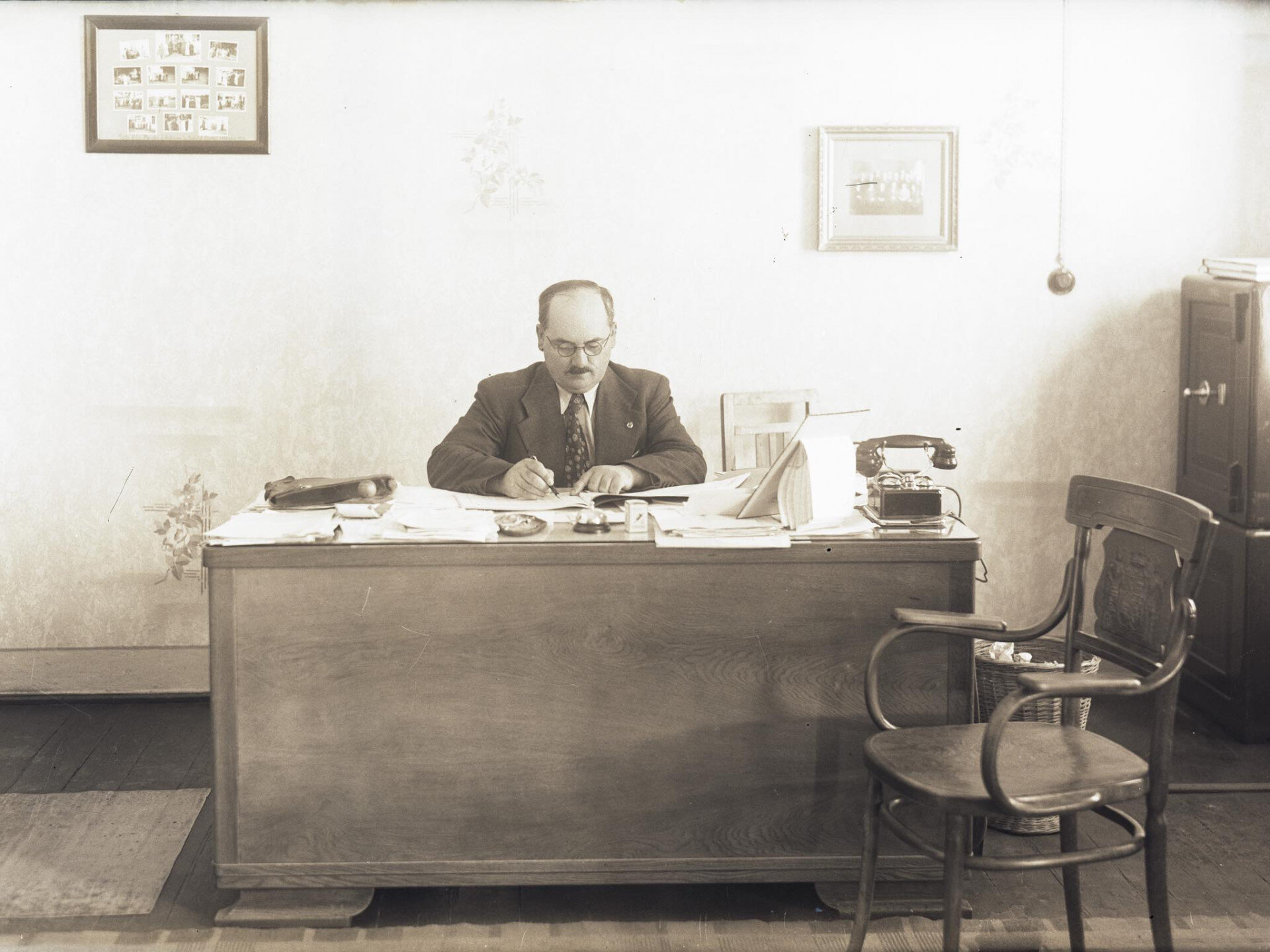 A fotón Dr Böhm Jenő látható