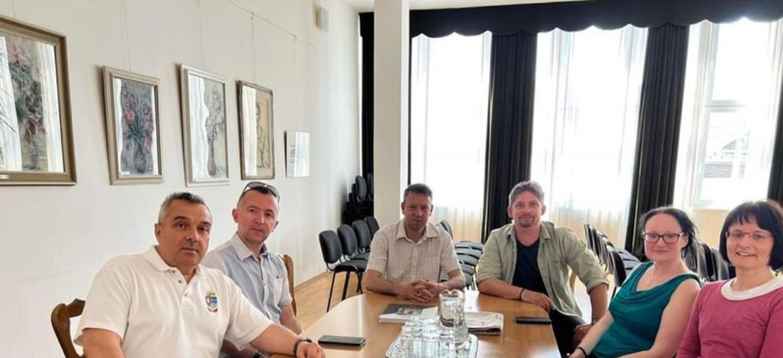 Az egyedülálló kezdeményezésről tárgyaltak a szervezők a zirci városházán is önkormányzati vezetőkkel. Képünkön Szabó Zsolt, Gilicze Tamás, Ottó Péter polgármester, Tóth Péter Lóránt, Viziné Horváth Judit jegyző és Csaba Lilla, a művelődési ház munkatársa látható  Forrás: Szervezők