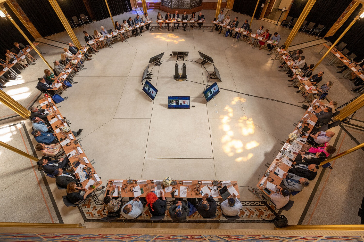 Tanácskozás a Rumbach zsinagógában