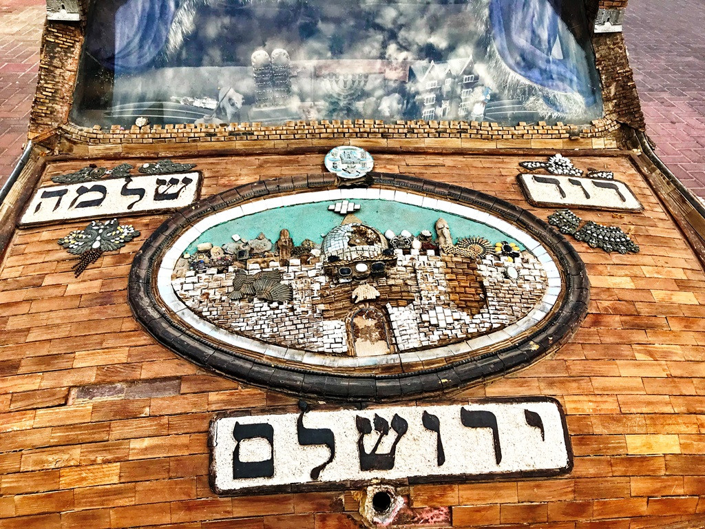 szent auto hatso kistotal.JPG