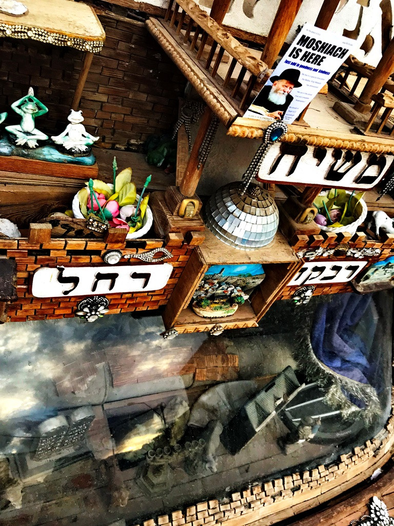 szent auto hatso szelvedo.JPG