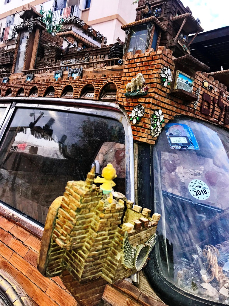 szent auto visszapillanto allo.JPG