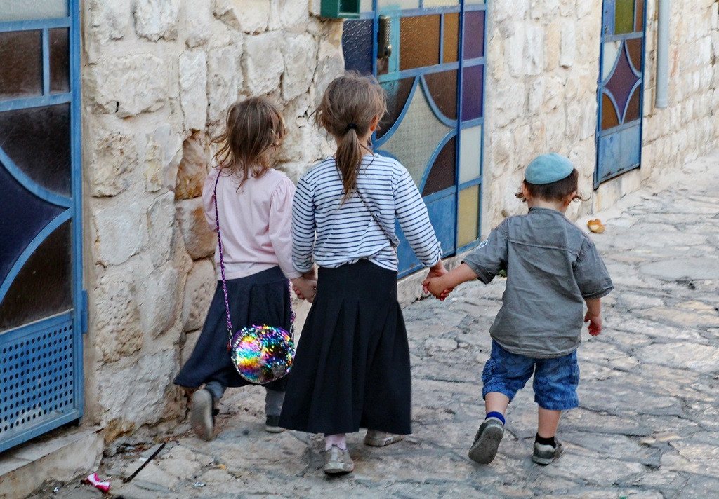 3 gyerek hatulrol.JPG