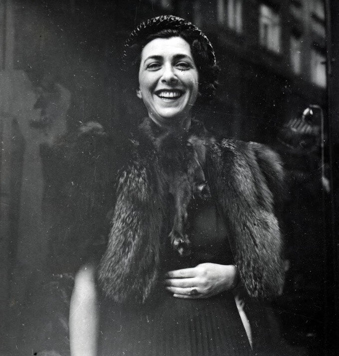 Ferda Manyi a szalon előtt (1943) Forrás: Fortepan/Ráday Mihály