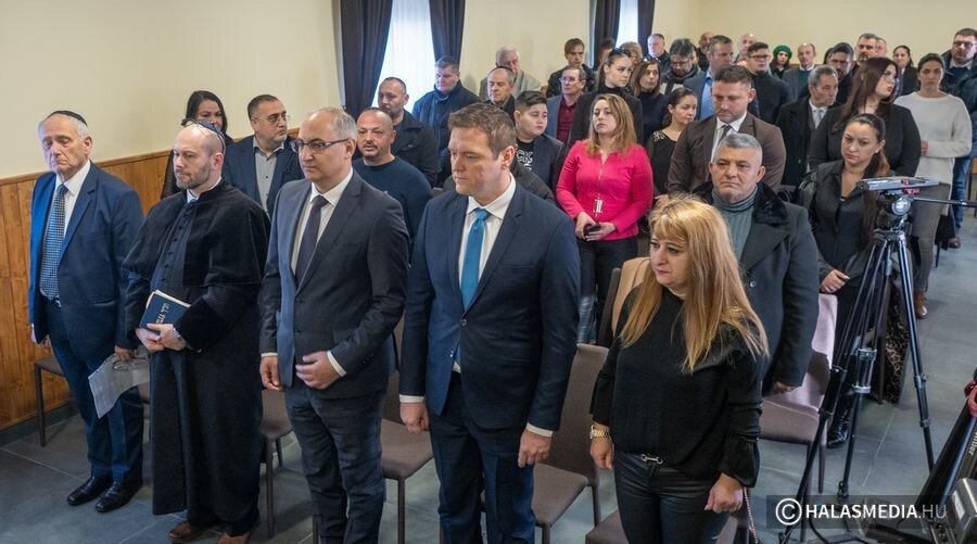 Megtelt a cigány közösségi ház rendezvényterme