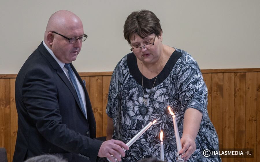 Ritter Nándorné és Szűcs Csaba közösen gyújtották meg az asztali gyertyákat