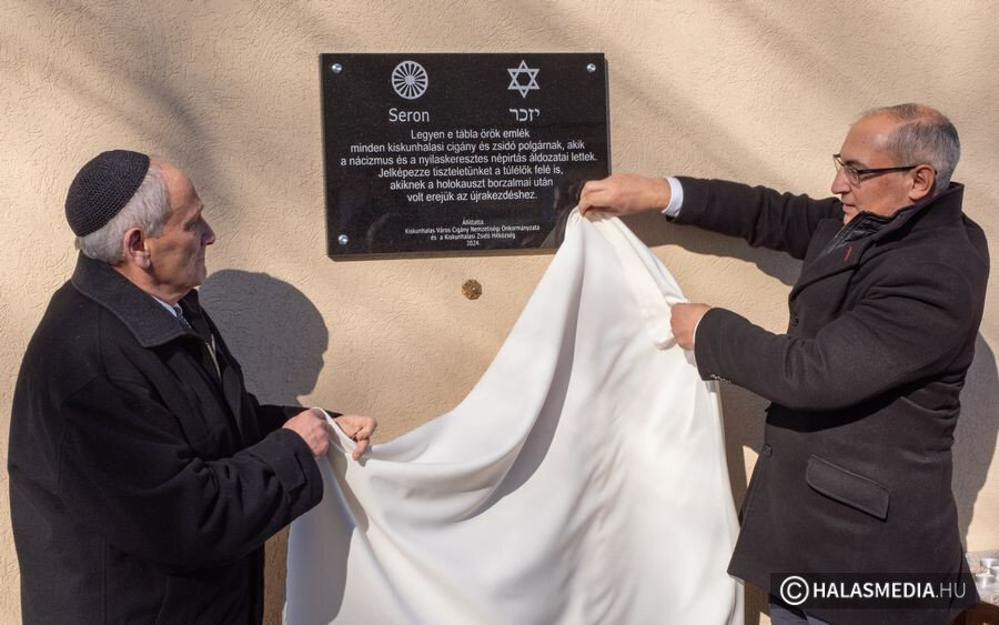 Sztojka Attila kormánybiztos és Fináli Péter, a Magyarországi Zsidó Hitközségek Szövetsége (Mazsihisz) elnöki megbízott leleplezik az emléktáblát)
