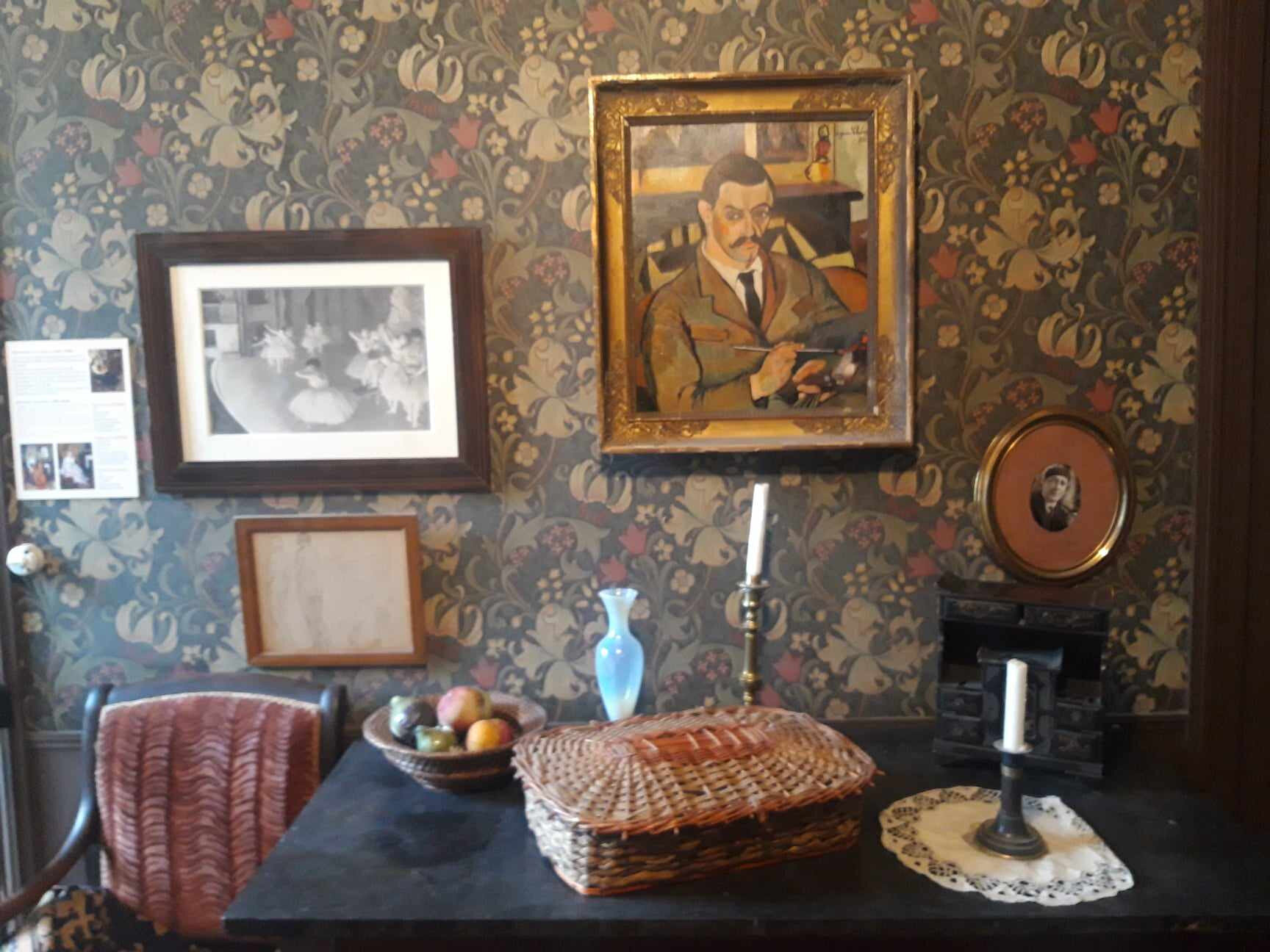 Az előszoba, a festmény Valadon portréja fiáról  Maurice' ról