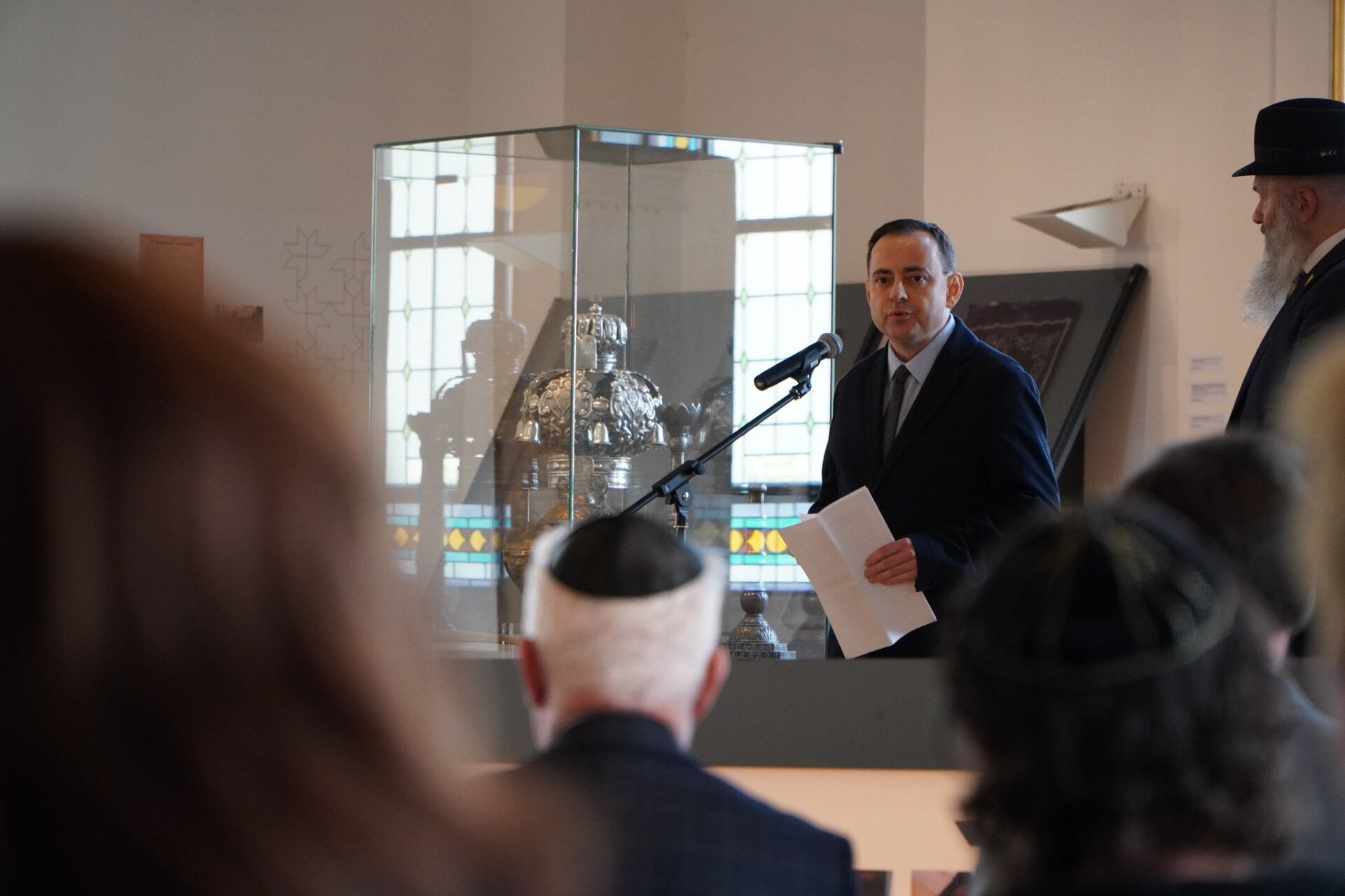 Glässer Norbert, a kiállítás kurátora.