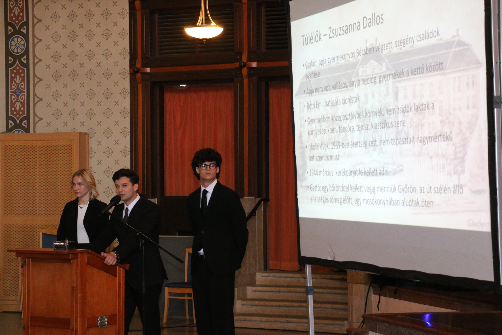 A győztes csapat a bemutató közben