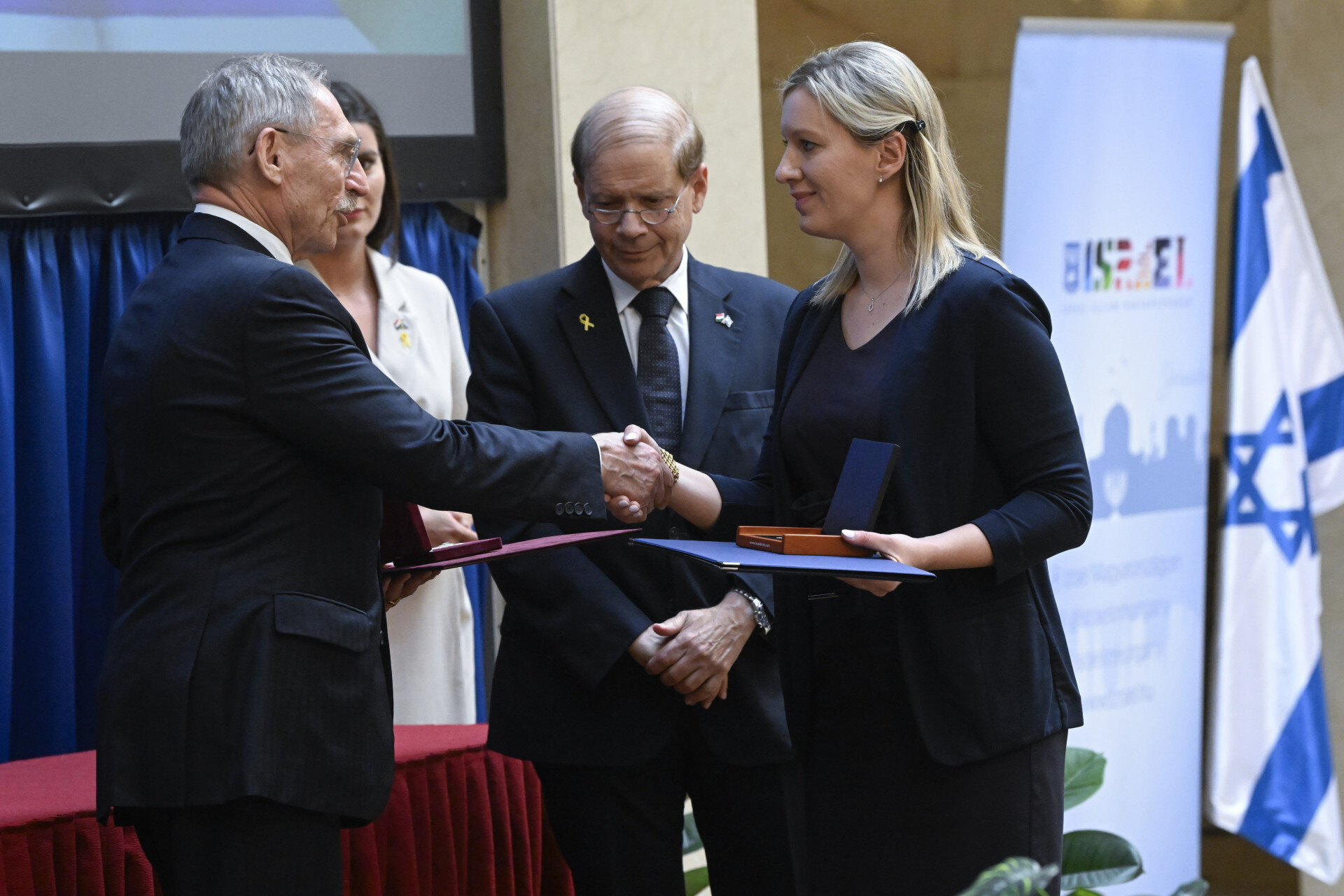 Jákov Hadasz-Handelszman átadja Widmar Antonio Magyarországon élt olasz műfordító, diplomata, felesége, Widmar (Kolozs) Irén és lányuk, Karsai (Widmar) Lucia posztumusz Világ Igaza kitüntetését és Bátorságért érdemjelét a dédunokának, illetve unokának, Karsai Zsuzsának