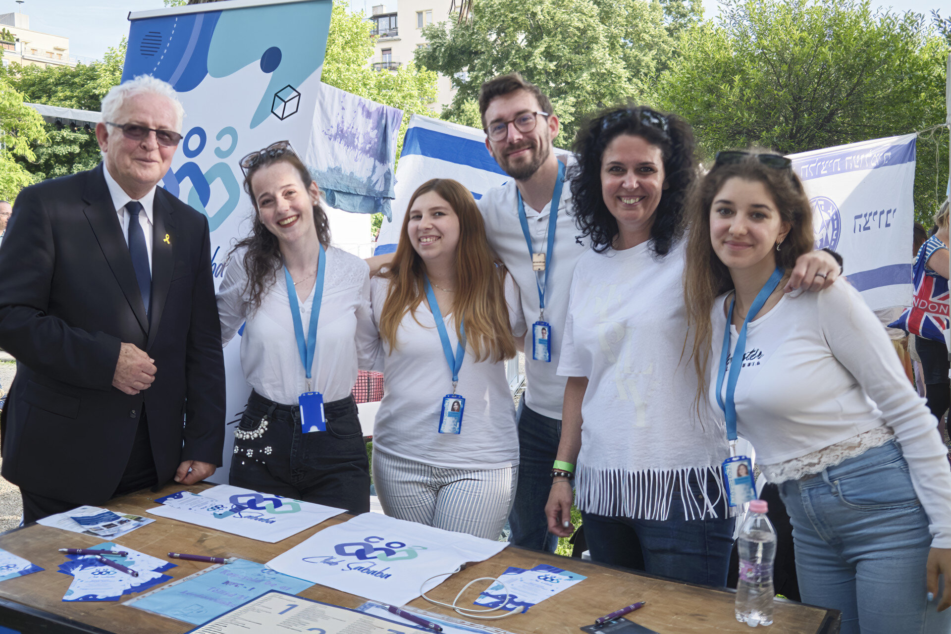 A Mazsihisz elnöke a Club Sababa csapattal. Fotó: Ritter Doron