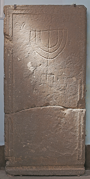 Az Esztergomban talált menórás sírkő