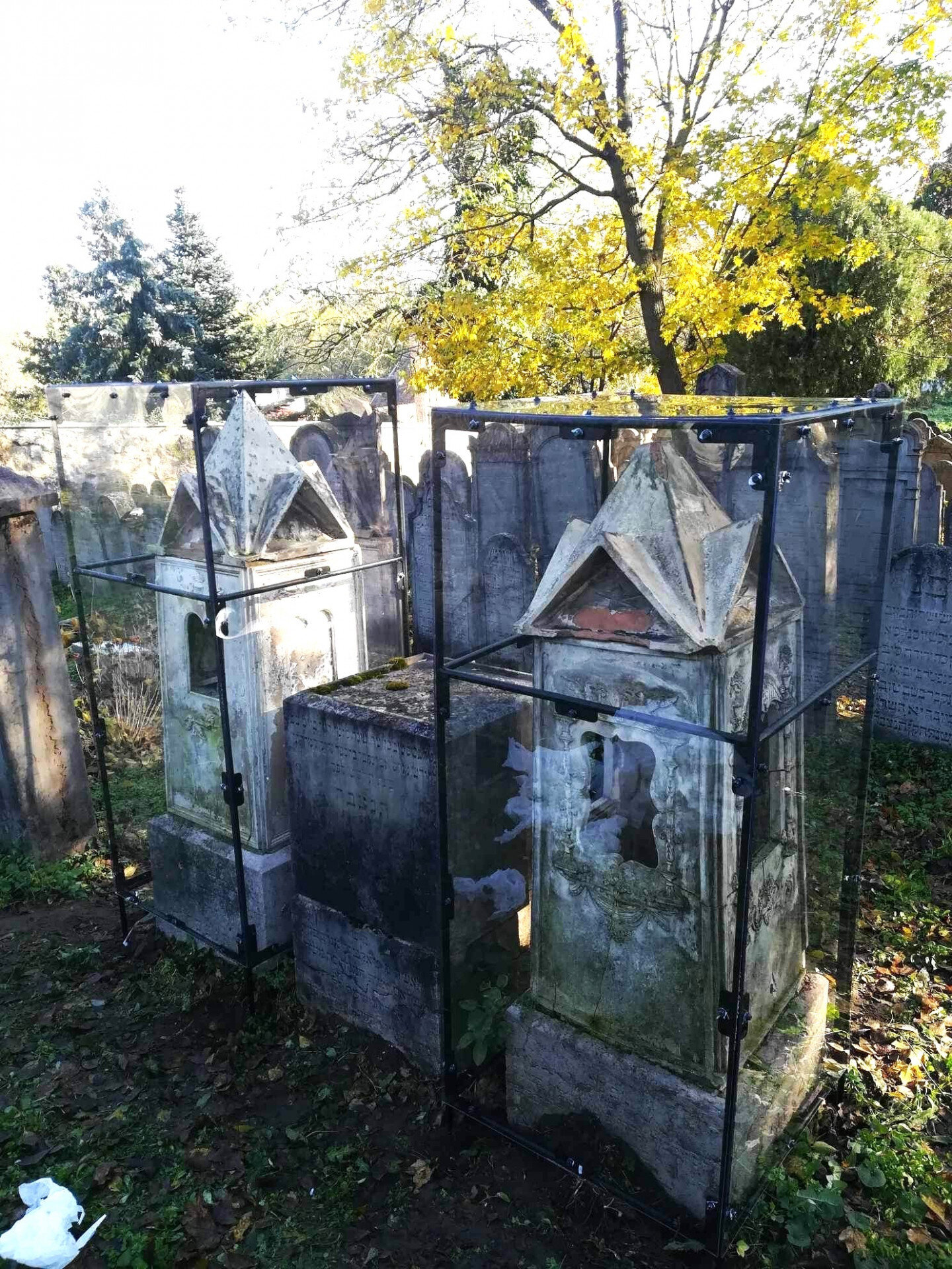 Fischer Mózes Áron síremléke.jpg