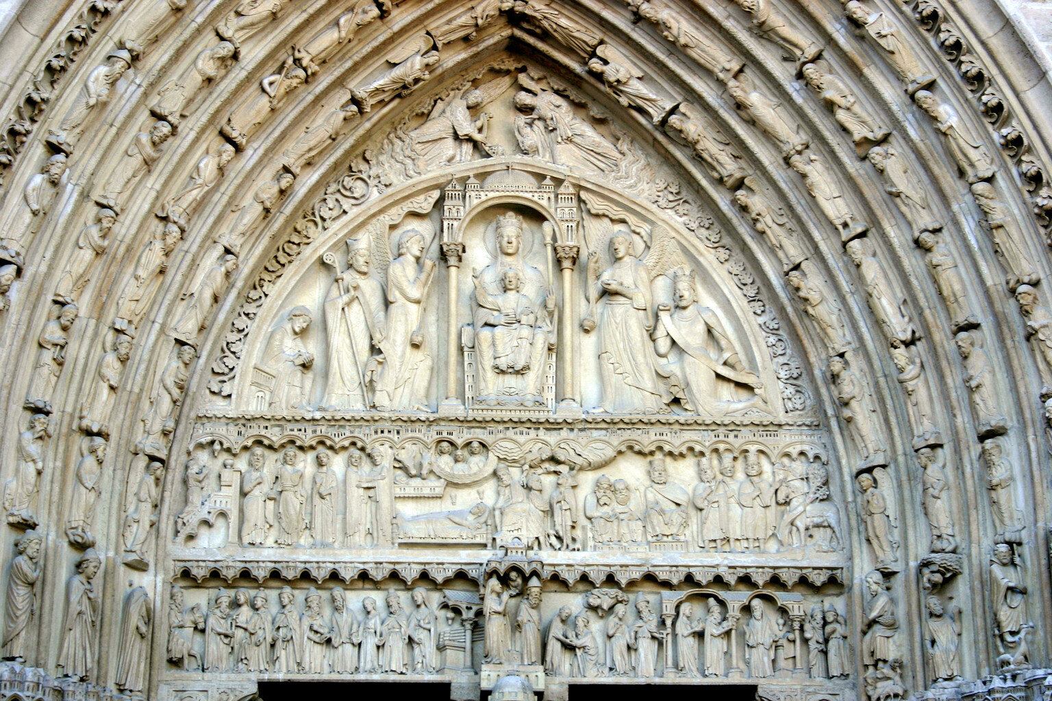 Notre-Dame-de-Paris-Tympan-Sainte-Anne-50 (1).jpg