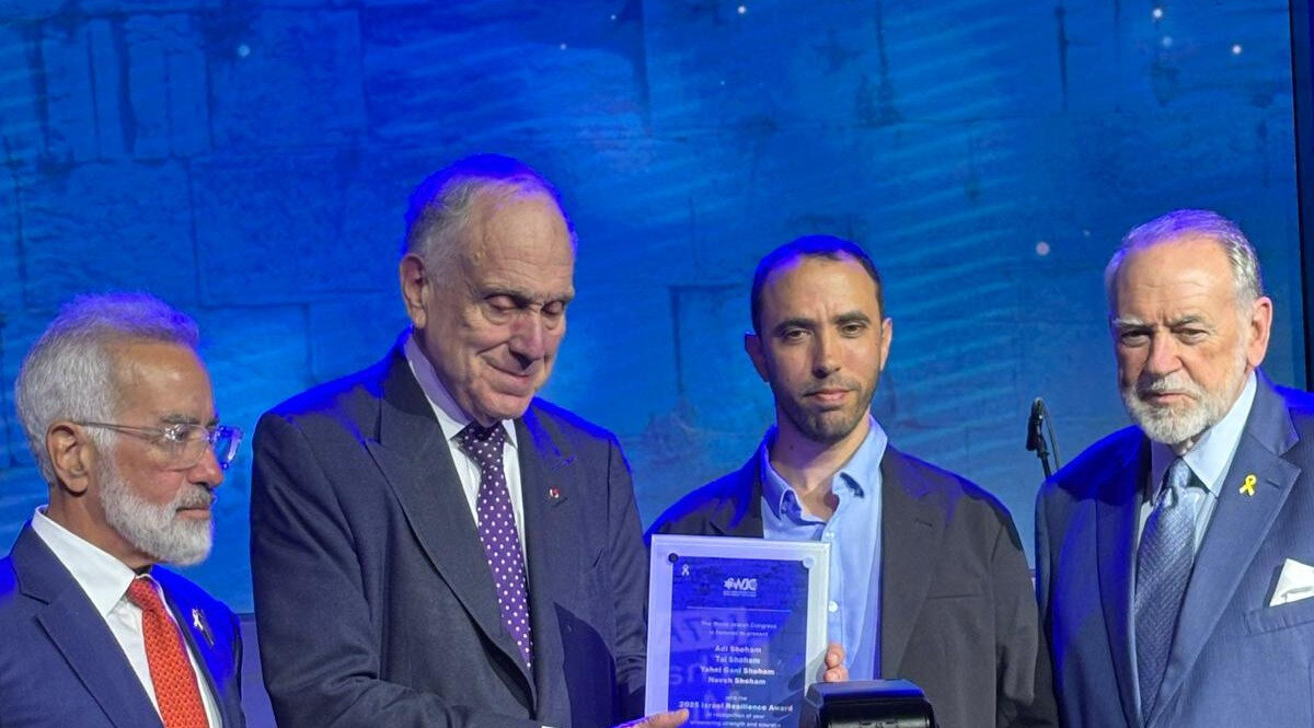 Középen: Ronald S. Lauder, mellette Idan Alexander, aki több mint 19 hónapot töltött fogságban Gázában