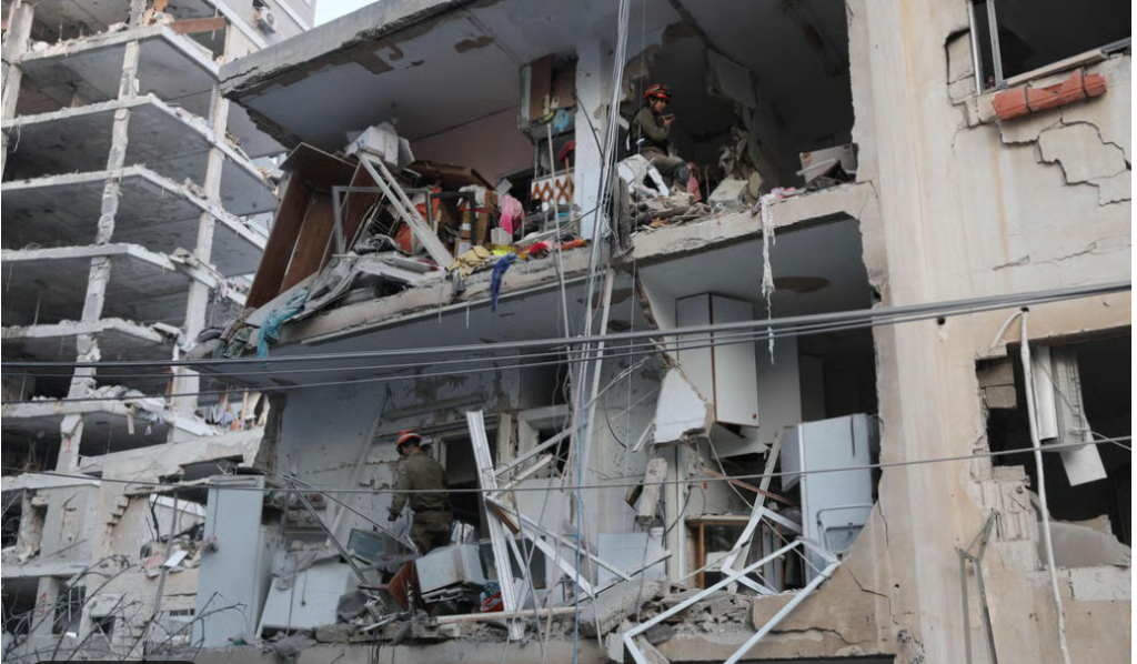 Bat Yam-i épületek bombatalálat után (AFP)