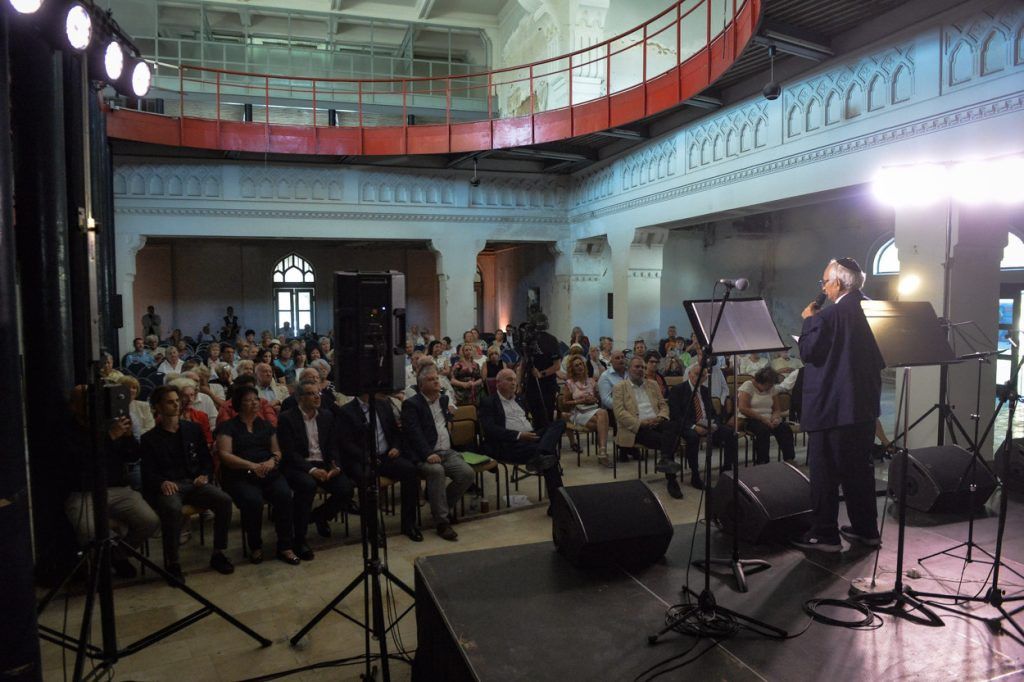 Weisz Péter köszönti a fesztivál közönségét.jpg