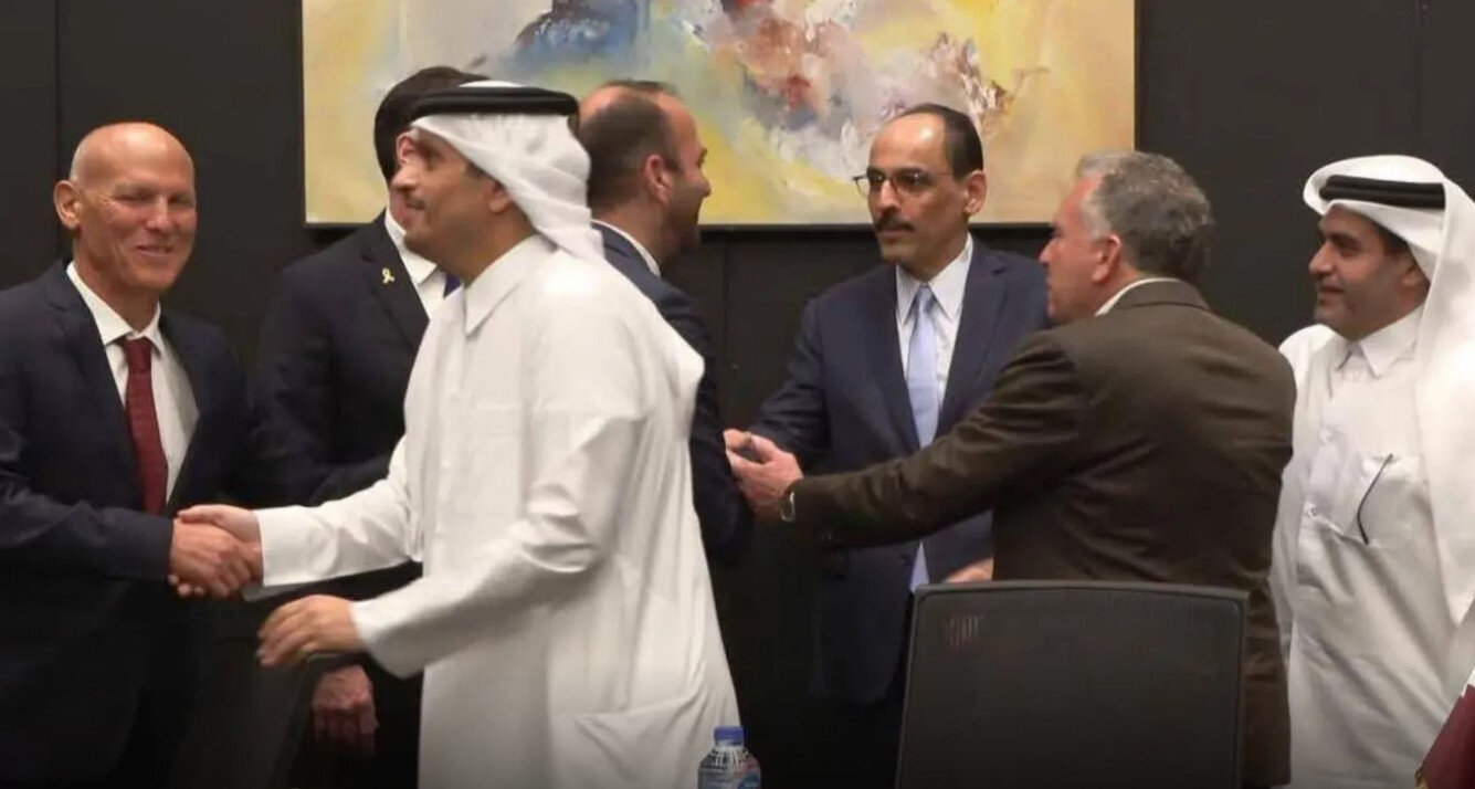 A tárgyalódelegáció tagjai Egyiptomban, az éjszaka folyamán. Balról: Nitzan Alon és Katar miniszterelnöke, Al-Tani – Fotó: Izraelinfo