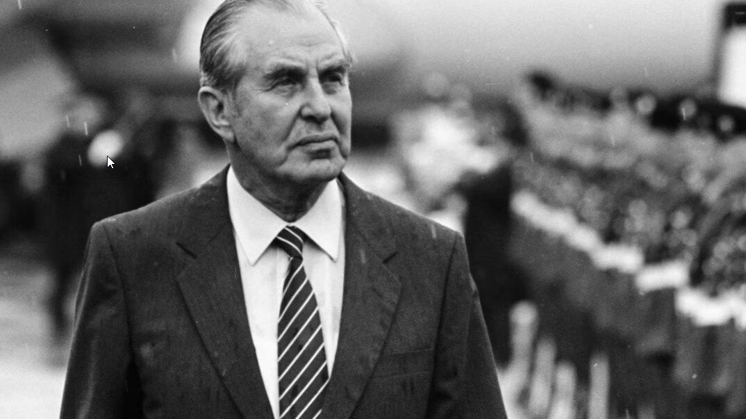 Chaim Herzog a Dublini Repülőtéren 1985-ben. Fotó: Pat Langan/The Irish Times