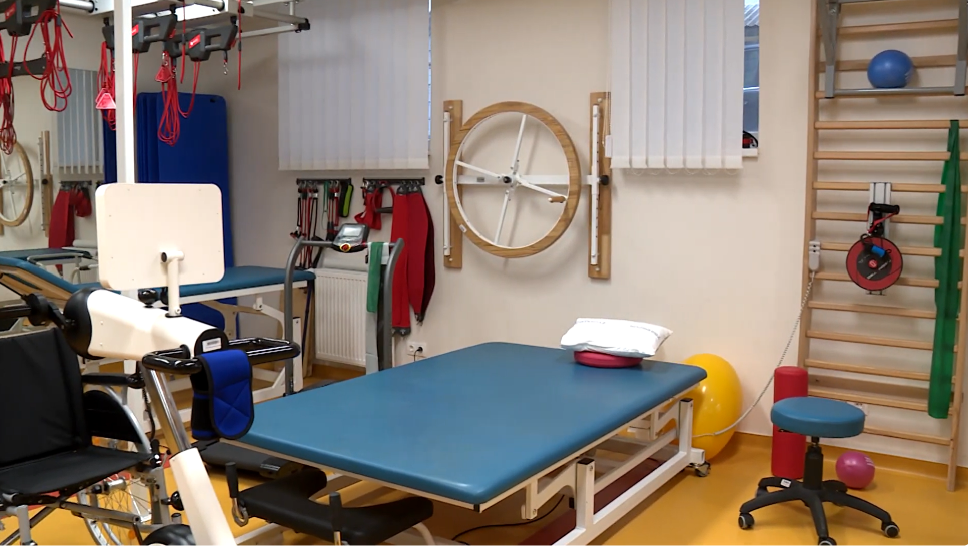 A Mazsihisz Szeretetkórház új tornatermében jól felkészült gyógytornászok foglalkoznak a betegekkel.