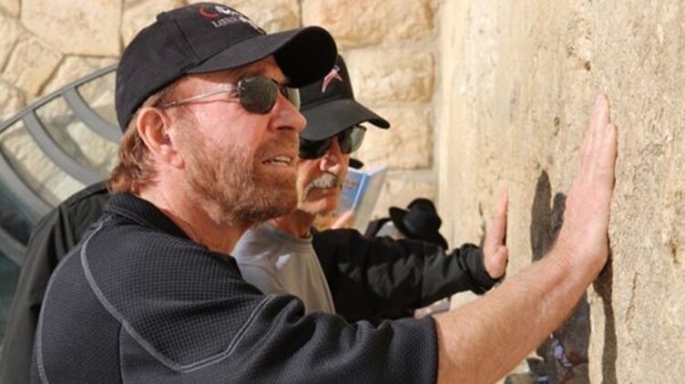 Chuck Norris emlékére – egy Izrael iránt elkötelezett, tiszteletbeli „zsidó csodalény”