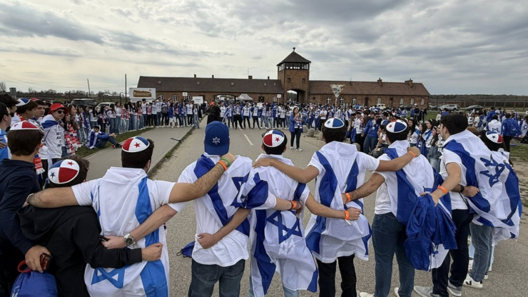 Több ezren vettek részt az idei Élet Menetén Auschwitzban
