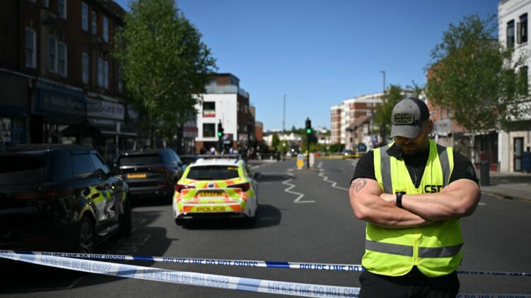 Két súlyosan sérült zsidó áldozata van a késeléses merényletnek Londonban