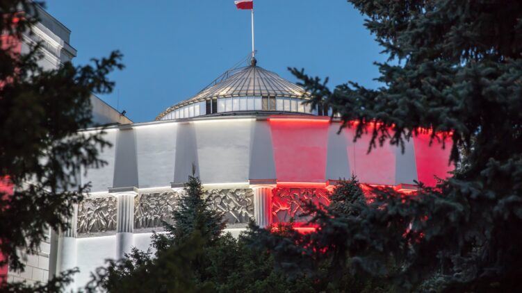 Botrány Lengyelországban: horogkeresztes izraeli zászlót lengettek a szejmben