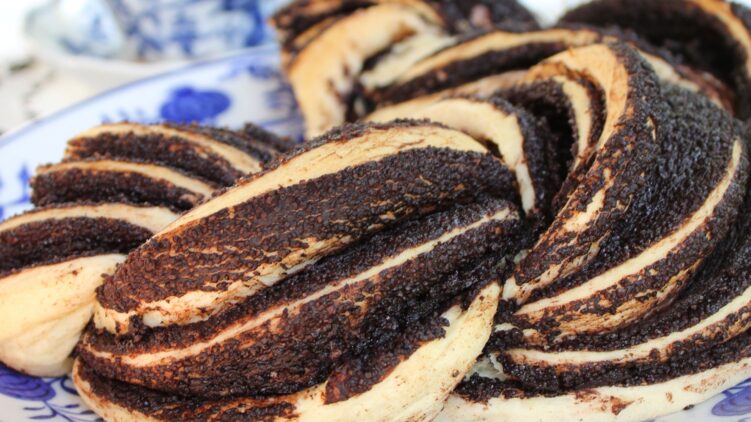 Rubin Eszter: Babka koszorú – Kezében a mozdulat, benne egy egész világ