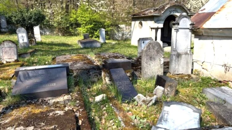 Meggyalázták a szászrégeni zsidó temetőt, Izrael felelősségre vonást követel