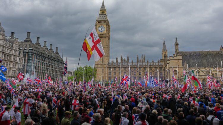 Szélsőjobboldali és palesztinpárti tömegtüntetések Londonban, óriási rendőri készültség