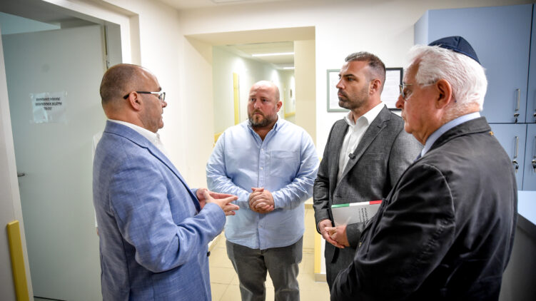 A Szeretetkórház alapítványa megkapta az elárverezett választási plakátból befolyt összeget