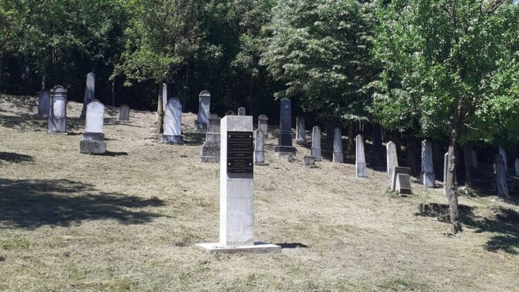 Felavatták a helyi zsidóság emlékoszlopát Ozorán