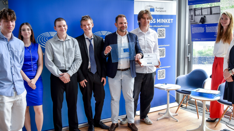 Plakett és oklevélátadó az Európa Pontban