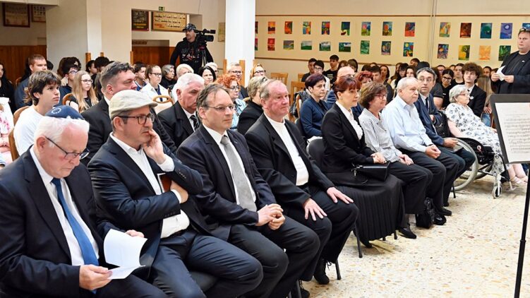 Emléktáblát avattak és a mártírokra emlékeztek Marcaliban