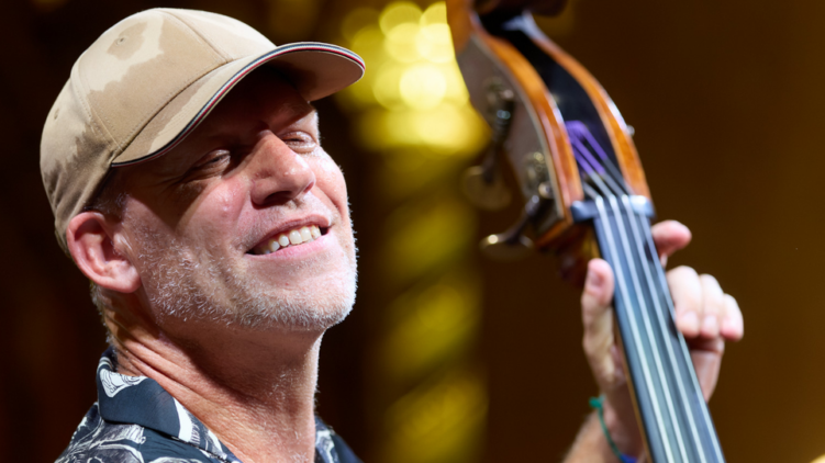 Avishai Cohen és a zene szabadsága – állva ünnepelte a triót a Dohány utcai zsinagóga közönsége