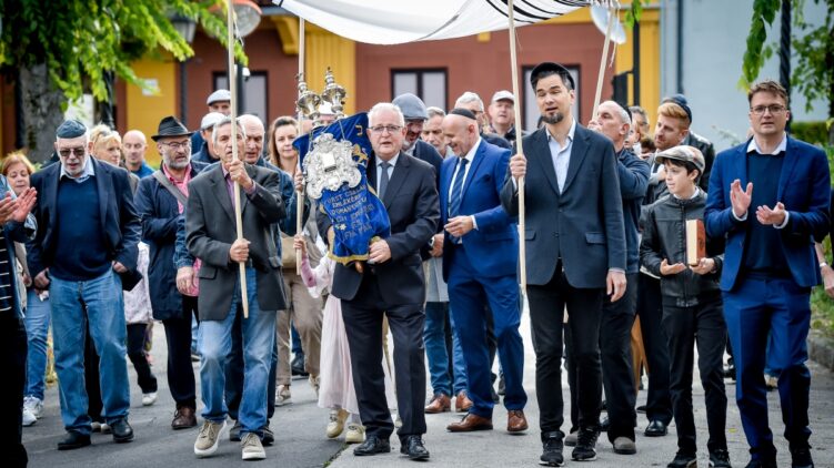 A váci zsinagógába visszatért a Tóra és újra fellobbant az örökmécses lángja