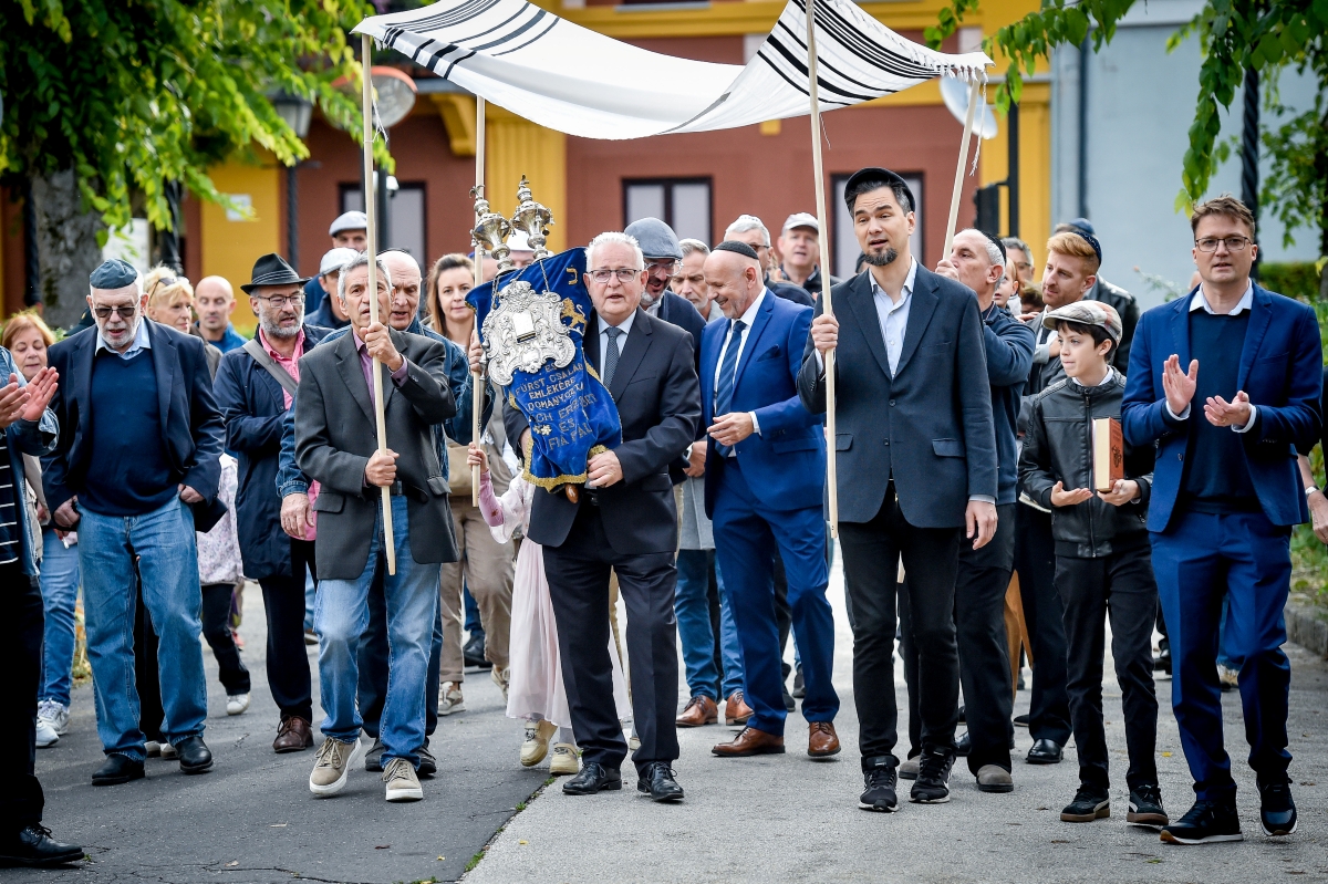 A váci zsinagógába visszatért a Tóra és újra fellobbant az örökmécses lángja –...