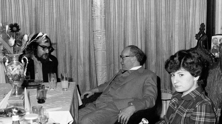 „Az idők végén a papírhíd erősebbnek fog bizonyulni, mint a vashíd”