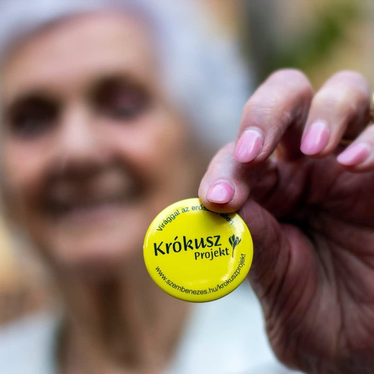Virággal az erőszak ellen – Közös virágültetés a Dohány utcai zsinagógánál –...